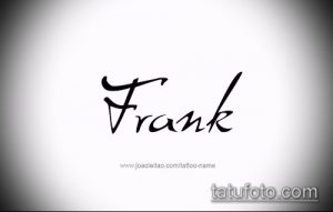 Черно-белое фото татуировки с именем 'Frank', выполненной в минималистичном стиле. Отличный пример для вдохновения.