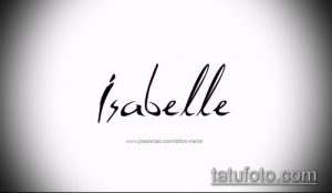 Черно-белое фото татуировки с именем 'Isabelle', выполненной изящным каллиграфическим шрифтом. Идеально для вдохновения.