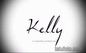 Черно-белое фото татуировки с именем 'Kelly', выполненной в изящном рукописном стиле. Отличный пример для вдохновения.