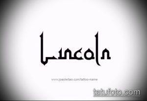 Черно-белое фото татуировки с именем 'Lincoln', выполненной в готическом стиле. Подходит для поиска идей для тату с именами.