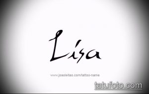 Черно-белое фото татуировки с надписью 'Lisa' выполненной каллиграфическим шрифтом. Идеально для вдохновения и поиска эскизов.