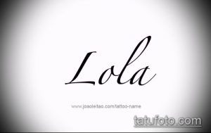 Фото татуировки с именем Lola, выполненной в нежном, каллиграфическом стиле. Идеально подходит для девушек, ценящих красоту и изящество.