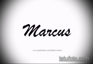 Фото татуировки с именем Marcus, выполненной в простом, но брутальном стиле. Идеально подходит для мужчин, ценящих мужественность и лаконичность.