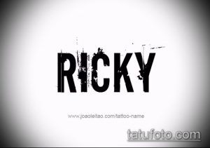Черно-белое фото татуировки с именем Ricky, выполненной в грубом, стилизованном шрифте. Идеально для любителей смелых и выразительных рисунков.