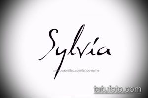 Эскиз татуировки с именем Sylvia, выполненный в элегантном каллиграфическом стиле. Изящные линии и плавные переходы.