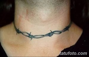 Фото тату колючей проволоки, обвивающей шею. Черно-серый рисунок татуировки выполнен в минималистичном стиле, подчеркивающем изящество и дерзость.