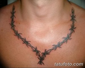 Фото тату колючей проволоки, обвивающей шею. Черно-серый рисунок татуировки выполнен в минималистичном стиле, подчеркивающем дерзкий характер владельца.