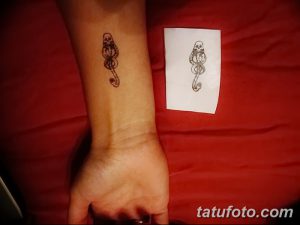 Фото татуировки Дара Змеи с запястья. Черно-белый рисунок татуировки, вдохновленный книгами о Гарри Поттере.