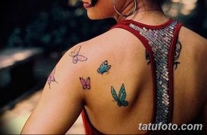 Фото татуировок бабочек на спине девушки. Красивые и нежные рисунки татуировок, выполненные в ярких цветах.