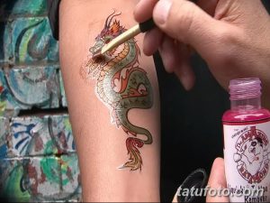 Фото тату дракона на ноге, процесс нанесения и удаления татуировки. Цветной рисунок татуировки, восточный стиль, эскиз тату для мужчин.