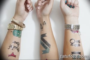 Фото нескольких женских запястий с временными татуировками в виде шариков, надписей и геометрических фигур.