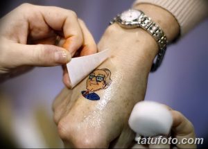 Фото временной татуировки с изображением Берни Сандерса в очках на запястье, процесс нанесения и удаления тату.