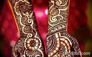Фото тату мехенди на руках и ногах, демонстрирующее сложные узоры и детализированные рисунки в коричневых тонах.