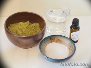 Фото ингредиентов для приготовления пасты мехенди: порошок хны, вода и эфирное масло.