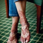 Фото тату хной на ступне, с детальным ажурным узором, выполненным в коричневых тонах. Идеально для вдохновения и поиска идей для мехенди.
