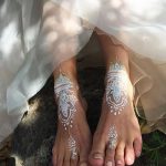 Фото тату мехенди на ногах невесты, выполненное белой хной. Идеально для вдохновения и поиска идей для свадебного мехенди.