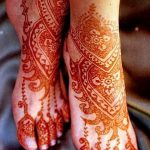 Фото тату мехенди на обеих стопах, с детализированными узорами в коричневых тонах. Идеально для вдохновения и поиска идей для временного тату.