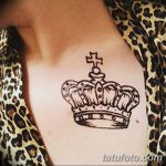 Фото тату хной на ключице с изображением короны. Простой и элегантный рисунок, выполненный в черном цвете.