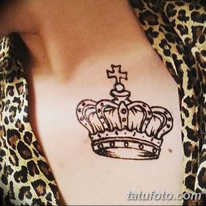 Фото тату хной на ключице с изображением короны. Простой и элегантный рисунок, выполненный в черном цвете.