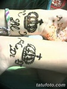 Фото тату мехенди: рисунок двух корон хной на руке. Стильный и символичный дизайн для вдохновения.