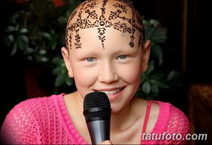 Фото тату мехенди: детализированный рисунок хной на голове девочки. Нежный и трогательный дизайн для вдохновения.