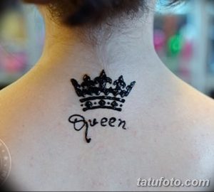 Фото тату мехенди: рисунок короны и надписи "Queen" хной на шее. Стильный и символичный дизайн для вдохновения.