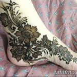 Фото тату хной на лодыжке и стопе, изображающее изящные цветы и завитки. Подходит для поиска идей для женских татуировок.