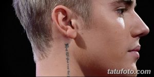 Фотография татуировки Джастина Бибера на шее: вертикальная надпись 'Patience' выполненная тонкими линиями.