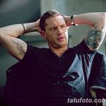 Фото тату Тома Харди: видны татуировки на руках и плечах, включая изображения животных и узоры. Детальный снимок татуировок актера.