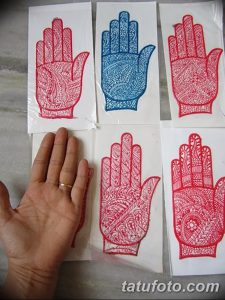 Фото разноцветных эскизов тату хной на руках, красные и синие узоры на белом фоне. Идеально для вдохновения и выбора дизайна.