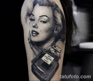 Фото тату Мэрилин Монро с флаконом духов Chanel №5 на предплечье в реалистичном стиле.