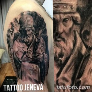 Фото реалистичной татуировки Святого Николая Чудотворца на плече. Детализированное изображение с использованием черно-серых оттенков и акцентом на лице святого.