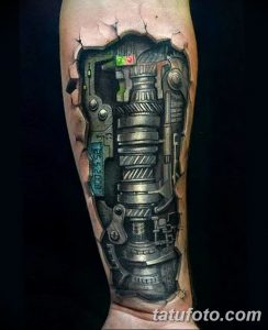 Фото тату на руке: биомеханический рукав с изображением открытой кожи, под которой видны металлические детали и механизмы.