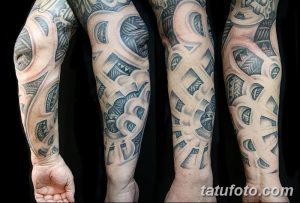 Фото тату: сложный полинезийский узор, покрывающий предплечье. Черно-серые тона, геометрические формы, традиционный стиль.
