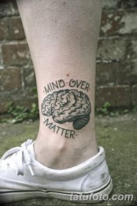 Фото тату с изображением мозга и надписью 'MIND OVER MATTER'. Мотивирующий рисунок татуировки для тех, кто верит в силу мысли.