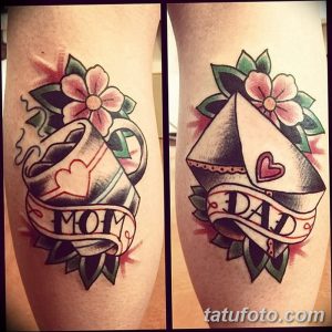 Фото тату с изображением чашки кофе с надписью 'MOM' и чайника с надписью 'DAD'. Милые и символичные татуировки для родителей и детей.