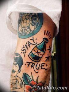 Фото тату на руке: бутылка с ядом и надпись "Stay True", символизирует верность себе и своим принципам.