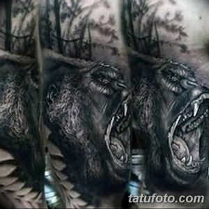 Фото масштабной татуировки гориллы на спине, выполненной в черно-серых тонах с изображением гориллы в окружении леса.