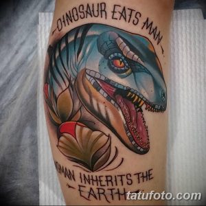 Фото тату головы велоцираптора в стиле нео-трад с надписью "Dinosaur Eats Man". Цветная татуировка с четкими контурами и яркими оттенками.