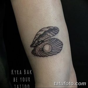 Фото тату раковины с жемчужиной на руке. Черно-белый рисунок, минималистичный стиль. Идеи для тату и эскизы.