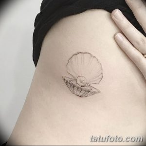 Фото тату: изящная минималистичная татуировка ракушки с жемчужиной, выполненная тонкими линиями на боку.