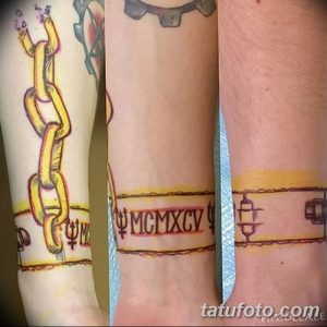 Фото тату золотой цепи с римскими цифрами на руке. Цветная татуировка с детальной проработкой.