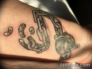 Фото тату: изображение механической руки с шестеренками и проводами. Татуировка выполнена в стиле стимпанк с использованием черно-серых оттенков.