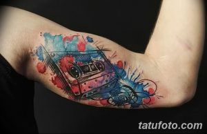 Фото тату кассеты в стиле акварель на предплечье. Размытые краски, яркие цвета, оригинальный рисунок татуировки.