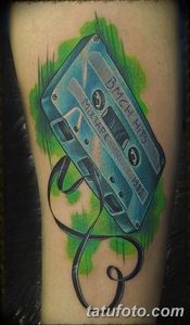 Фото тату кассеты с надписью 'BMCH HITS MIX TAPE' на руке. Сочный и красочный рисунок татуировки в стиле акварель.
