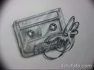 Фото тату: черно-белый эскиз татуировки кассеты с надписью 'Mix Tape'. Изображение выполнено в графическом стиле с использованием штриховки.