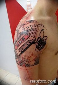 Фото тату кассеты на плече в стиле поп-арт. Яркие цвета, графичные элементы и надпись "Supanova". Оригинальный и запоминающийся рисунок.
