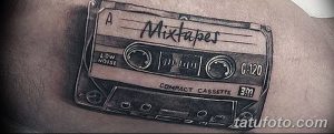 Фото тату кассеты на руке, выполненное в реалистичном стиле с надписью 'Mixtapes'. Детализированный рисунок татуировки для меломанов.
