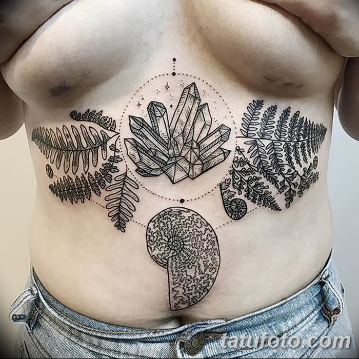 Frauen brust tattoo
