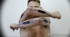 Фото тату на предплечьях: геометрический рисунок, линии, абстракция, черно-белый стиль, татуировка для мужчин.